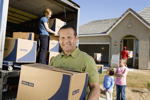 Expert movers providing relocation tips